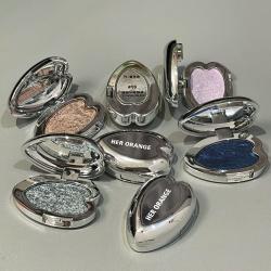 Shimmering Eyeshadow With Fine Sparkling Particles For A Subtle Illuminating Finish